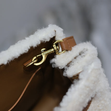SAC DE JOUR 22 IN WHITE SHEARLING AND BROWN CALFSKIN TRIM
