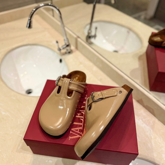 FUSSFRIEND CAMEL BROWN PATENT CALFSKIN LEATHER SABOT