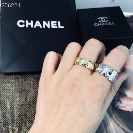COCO CRUSH RING QUILTED MOTIF IN 18K GOLD SMALL VERSION