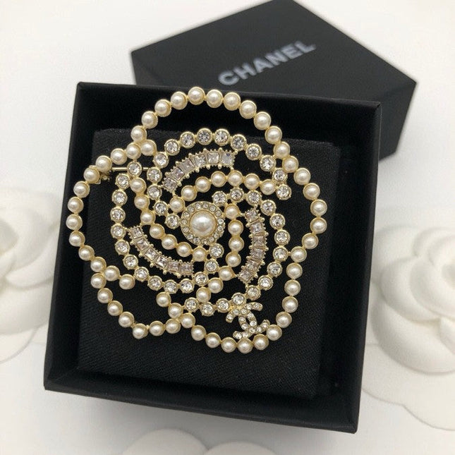 HOLIDAY SNOWFLAKE BROOCH IN WHITE PEARL AND CRYSTAL