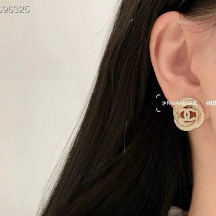 25S TWISTED RIBBED DOUBLE C STUD EARRINGS IN GOLD METAL