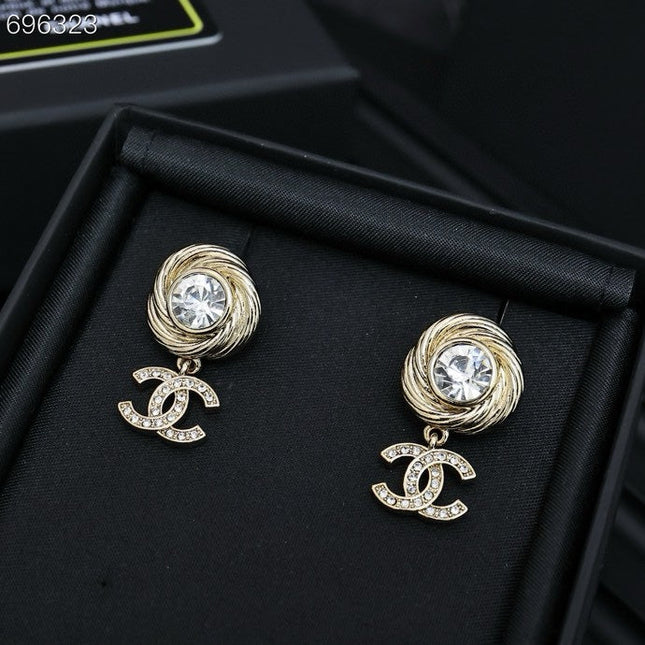 PENDANT EARRINGS IN GOLD METAL WHITE CRYSTAL TWISTED RIBBED DOUBLE C