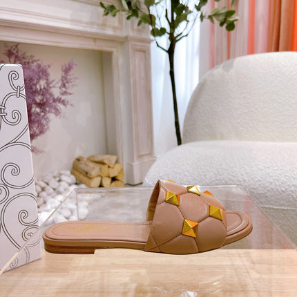 STUD FLAT SLIDE IN PEANUT BROWN LAMBSKIN